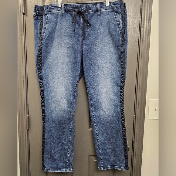 Torrid Pull-On Boyfriend Straight Super Soft Mid-Rise Jean Size 26 - Picture 2 of 3